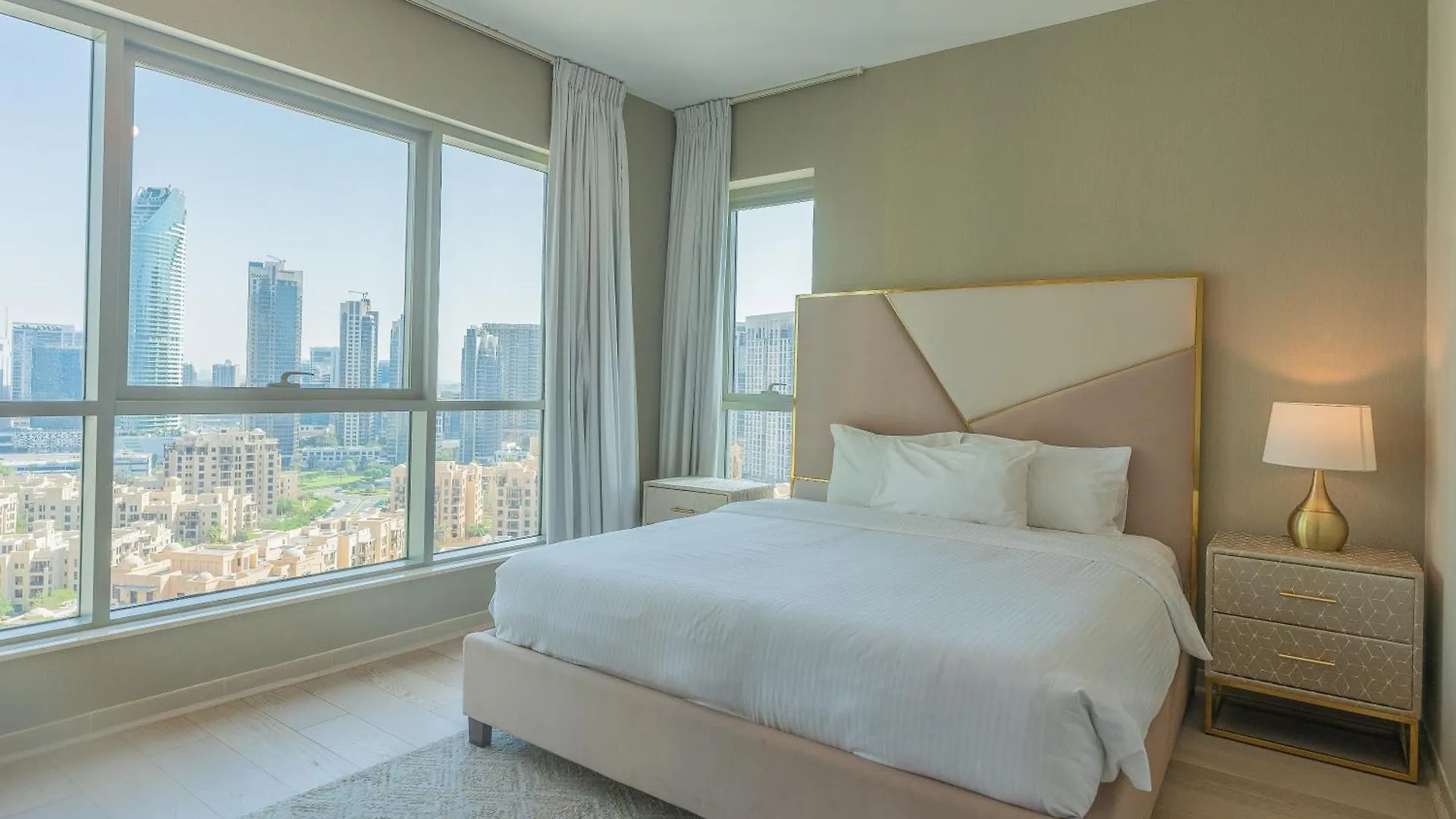 Bellavista - Grande - 2 Bedroom - Boulevard Central location
